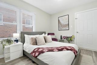 6BR Family Friendly Retreat, Separate Floors, 5 Minutes Walk to The Fallsview with Free Parking & Wine - 4