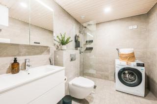 Stylish 2BR with Balcony, Free Parking, 24h Shop - 1