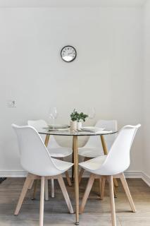 Modern 1 Bd Pool Jacuzzi Gym KING Bed Free Parking - 3