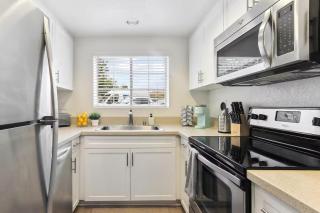 Modern 1 Bd Pool Jacuzzi Gym KING Bed Free Parking - 8