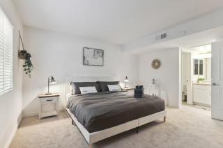 Modern 1 Bd Pool Jacuzzi Gym KING Bed Free Parking - 1