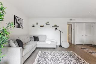 Modern 1 Bd Pool Jacuzzi Gym KING Bed Free Parking - 7