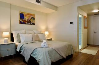 Modern Barangaroo Apartment with Waterfront Balcony Views - 7