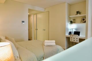 Modern Barangaroo Apartment with Waterfront Balcony Views - 2