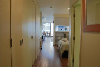 Modern Barangaroo Apartment with Waterfront Balcony Views - 1