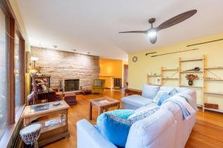 Spacious 4BR Home with BBQ Yard Near Golf Course - 2