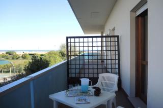 Renewed flat in a seafront building with pool - 0