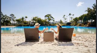 Waterfront Oasis Retreat in Hope Island - 8