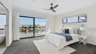 Waterfront Oasis Retreat in Hope Island - 7