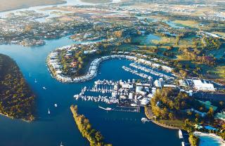 Waterfront Oasis Retreat in Hope Island - 4