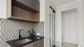 Waterfront Oasis Retreat in Hope Island - 3