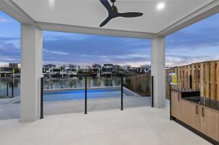 Waterfront Oasis Retreat in Hope Island - 1