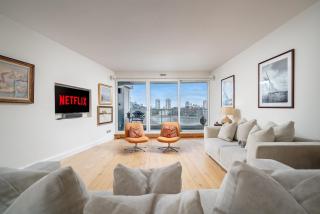 Modern 2 Bedroom Apartment with Roof Deck Near Tube - 0