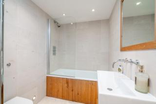 Modern 2 Bedroom Apartment with Roof Deck Near Tube - 7