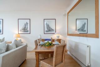 Modern 2 Bedroom Apartment with Roof Deck Near Tube - 3