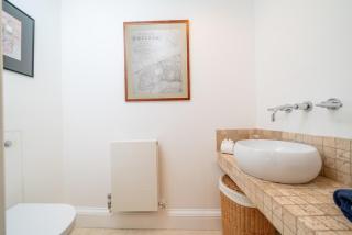 Modern 2 Bedroom Apartment with Roof Deck Near Tube - 1