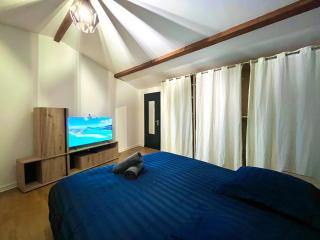 Maison La Clairière - Jardin et parking - 10 pers - 4 chambres - 15 min de Lyon - 8