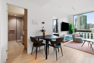 The Queens Bridge Boutique Designer Suite - 8