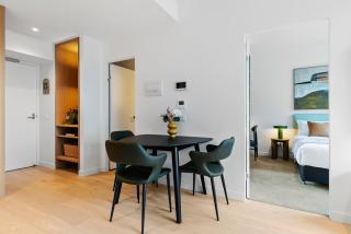 The Queens Bridge Boutique Designer Suite - 3