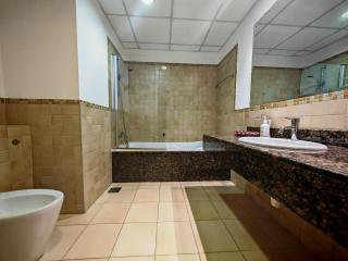Fully Renovated Spacious Luxury 5BR plus Maid's Room By La Buena Vida Holiday Homes - 3