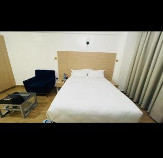 Hays Suites Hotel - 9