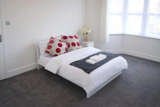 Modern and Spacious 6 bed-Home on Stapleton Road - 0