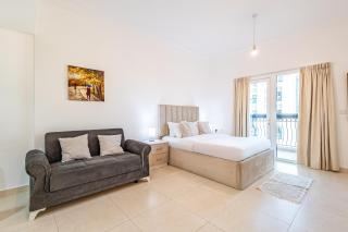 Yas Studio - Golf Course View - Amazing Pool - Heart of Yas Island - 5 min from Yas Mall, Ferrari World, Warner Bros, Sea Worlds, etc - 9