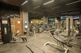 Modern 2 Bedroom Apartment with Gym and Pool - 7