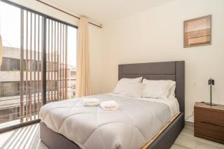 Modern 2 Bedroom Apartment with Gym and Pool - 5