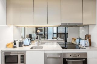 Skyline & Ocean View 2BR High Floor Residence, Near Marvel Stadium, Pool and Gym - 4