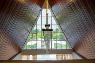 Prism Peak with pvt Pool, BBQ & Projector by Homeyhuts - 9