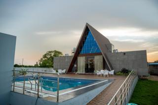 Prism Peak with pvt Pool, BBQ & Projector by Homeyhuts - 6