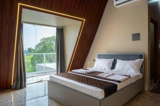 Prism Peak with pvt Pool, BBQ & Projector by Homeyhuts - 5