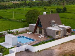 Prism Peak with pvt Pool, BBQ & Projector by Homeyhuts - 2