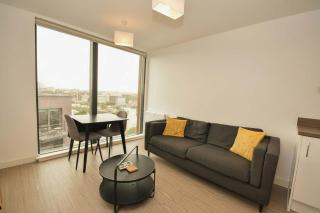 Modern 1 Bed Apartment with Views in Manchester - 2