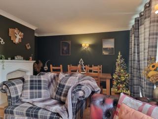 Spacious 4 Bed Holiday Home with Hot Tub & Parking near Matlock Peak District - 9