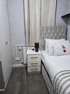 Heathrow roomzzzz BnB - 8