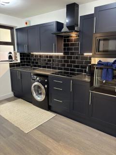 Modern 1-Bed Ground Floor Flat on the High Street - 9