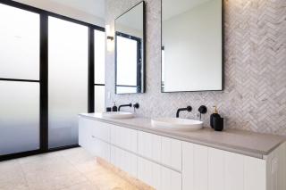 Elegant Sorrento Retreat with Pool and half Basket Ball Court - 4