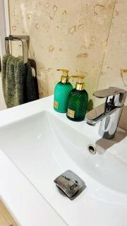 Entire house with garden 5 mins from the tube - 2