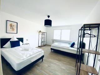 Komfortable XXL Teamsuite mit 1,20 Betten - Duisburg - 1