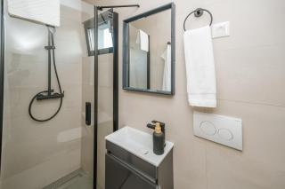 LuxStay Apartments APT2 - Private Parking - 8