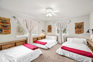 Hot Tub, Sleeps 12, Well-Stocked Kitchen, Central Location, Modern Home - 3