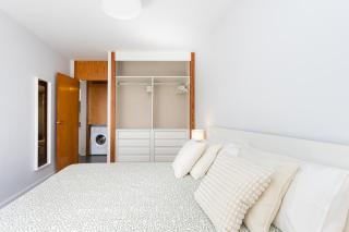 Home2Book Cozy Urban Retreat with Balcony - 2