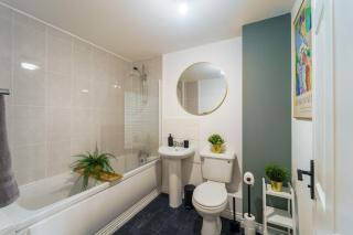 Charming 4-Bedroom Retreat with Free WiFi & Netflix, Guests 8, Family-Friendly - 5