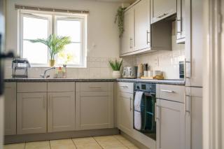 Spacious 4-Bedrooms- Fast WiFi - Parking - 7