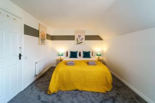 Trendy 4-Bedrooms- Fast WiFi - Parking -Constructor Friendly - 4