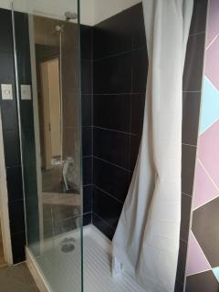 Amplia habitación con baño exclusivo - 5