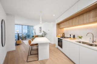 Sky High Retreat with Pool and Sauna, Near Marvel Stadium - 2