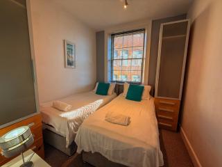 Central 2 Bed Apartment next to Train Station - sleeps 5 - 8